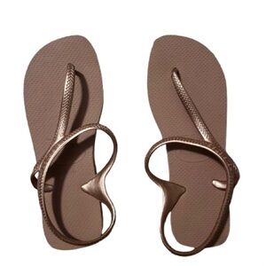 NWOT Havaianas Rose Gold Flip Flops